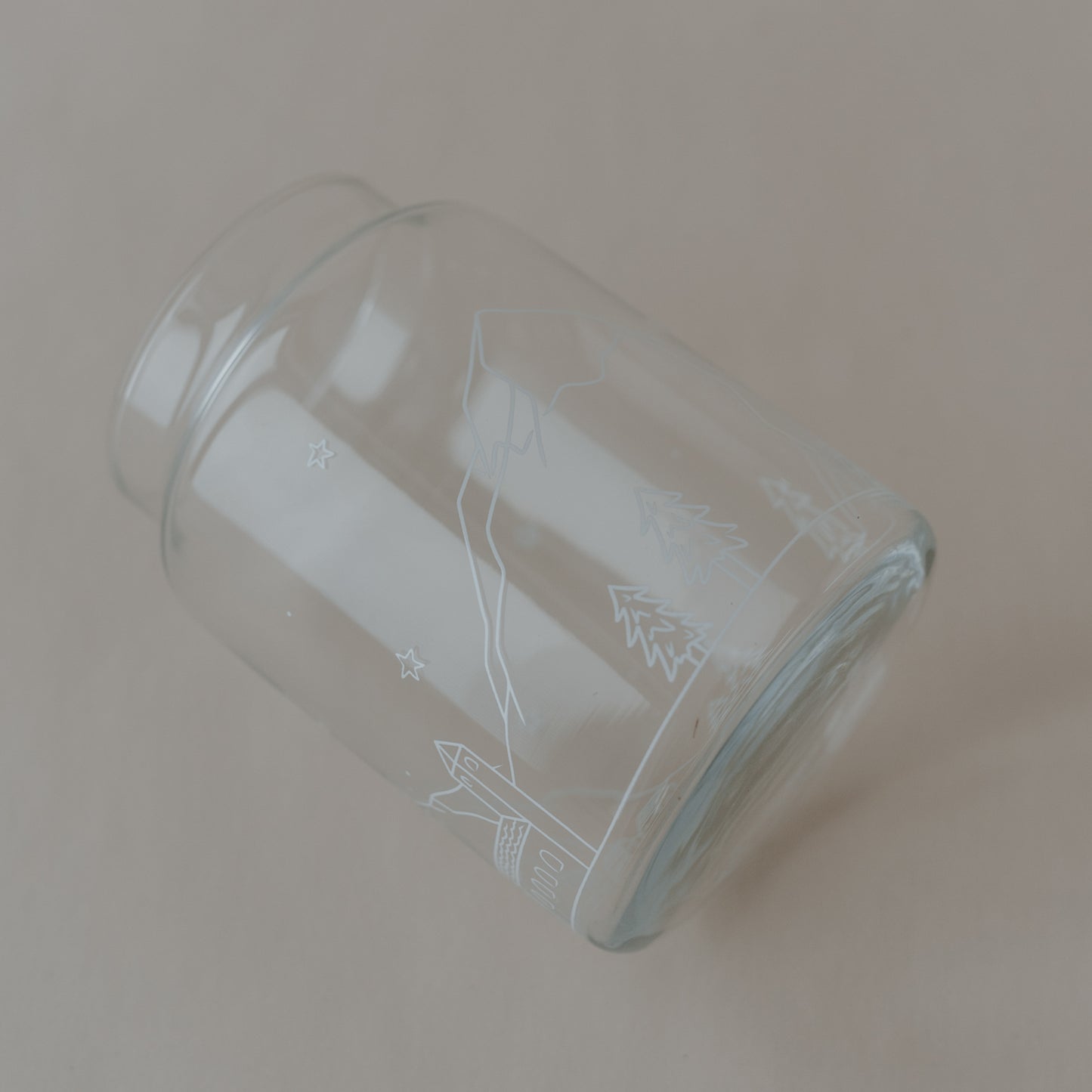 Vaso in vetro grande con paesaggio innevato