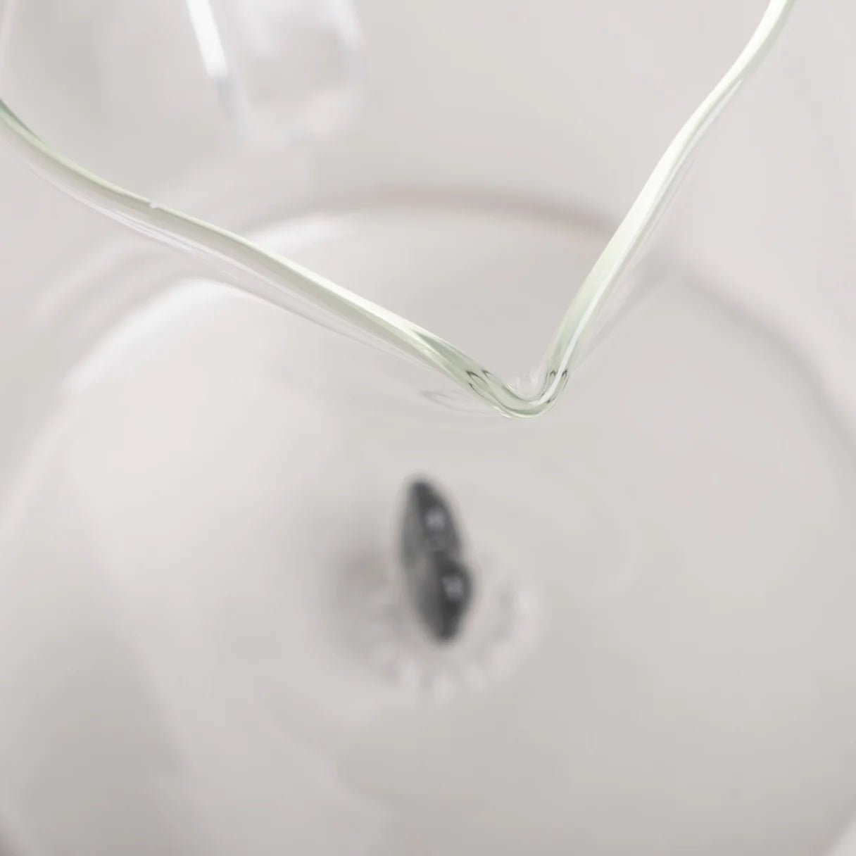 caraffa con cuoricino nero