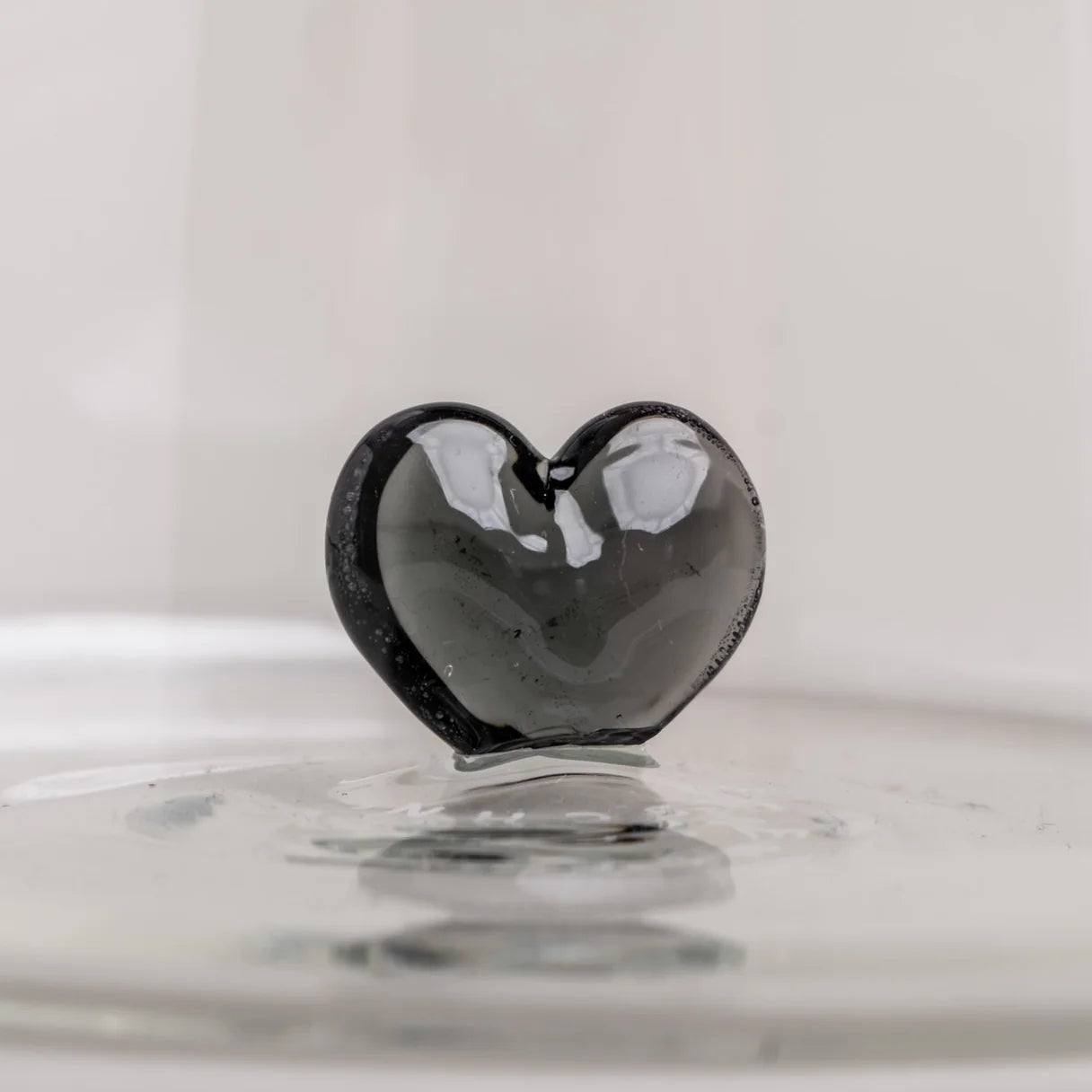 caraffa con cuoricino nero