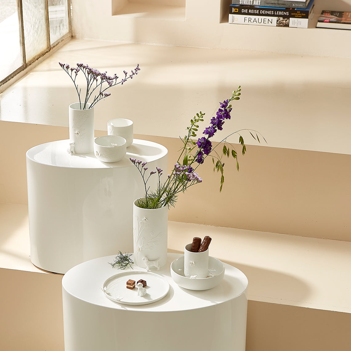 vaso con cagnolino in piedi