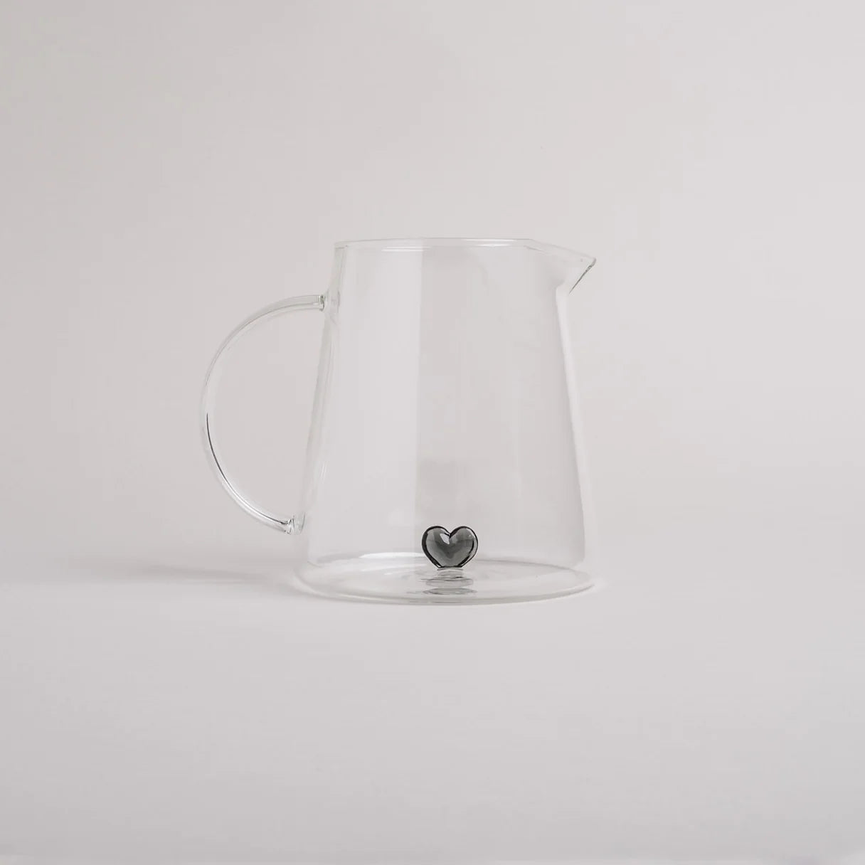 caraffa con cuoricino nero