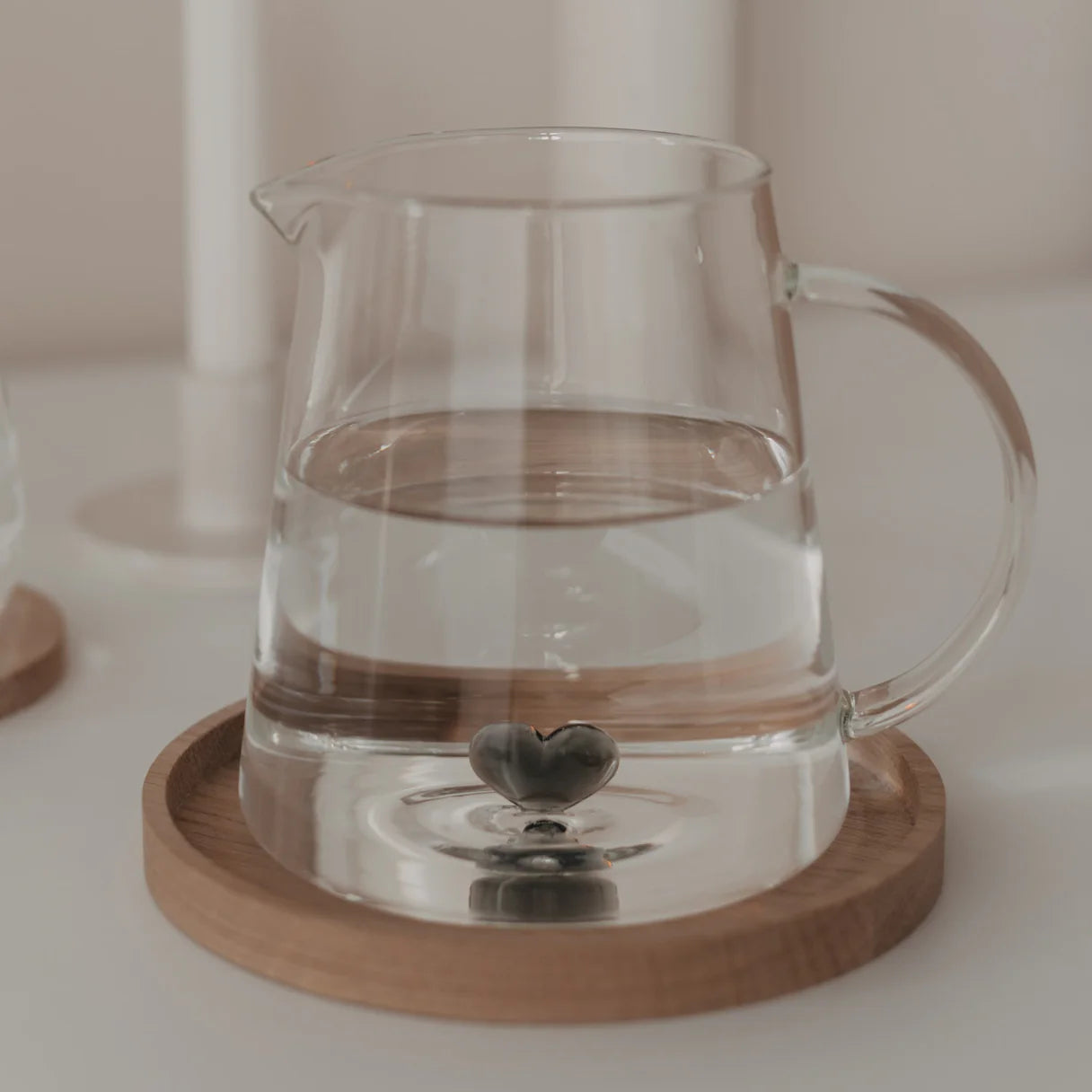 caraffa con cuoricino nero